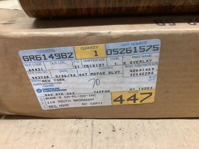 Ein Lieferetikett von Chrysler auf einer braunen Pappschachtel mit Teilenummer und Lieferadresse.