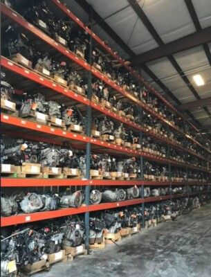 Lagerregale voller Motoren und Getriebe für Ersatzteile, gut für Wohnwagen-Reparaturen.